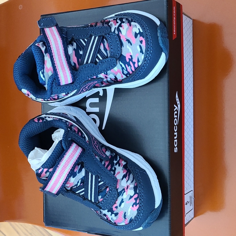 NWB Saucony Ride 10 JR Sneaker. 5.5